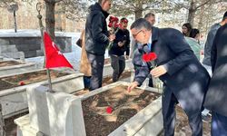 Kars'ta bayramda şehitliğe anlamlı ziyaret