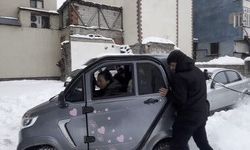 Kars'ta küçük otomobil kara saplandı: Vatandaşlar ite kaka kurtardı, o anlar viral oldu