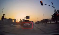 Kartal'daki kaza anları kamerada: Kırmızı ışıkta geçen araç durağa böyle daldı