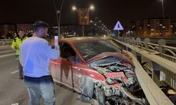 Kayseri'de karşı yola geçen otomobil bariyerlere çarptı