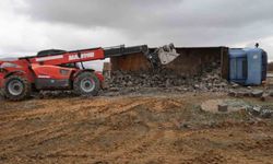 Kırşehir'de briket yüklü kamyon yan yattı