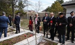 Kırşehir'de şehit kabirlerine karanfil bırakıldı