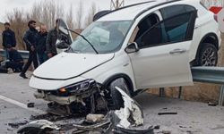 Kontrolden çıkan otomobil bariyerlerde asılı kaldı: 4 yaralı