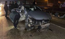 Kontrolden çıkan otomobil bariyerlere çarptı: 2 yaralı