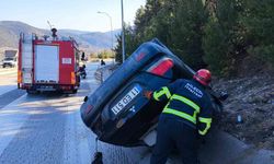 Kontrolden çıkan otomobil su kanalına devrildi