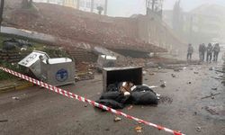 Maltepe'de okulun istinat duvarı çöktü: Araç kullanılamaz hale geldi