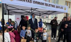Manyas'ta Orman Haftası'nda fidanlar öğrencilere dağıtıldı