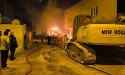 Mardin'de park halindeki 2 iş makinesinde çıkan yangın söndürüldü