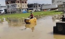Mardin'de yağmur suyu birikintisinde 'buzdolabı kasası kayık' keyfi
