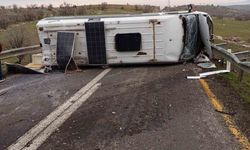 Mazıdağı-Derik karayolunda minibüs devrildi