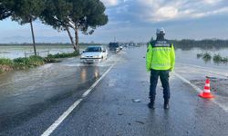 Menderes Nehri taştı, İncirliova-Koçarlı yolu sular altında kaldı