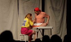 Menteşe Belediye Tiyatrosu 'Çocuk Parkı Yaraları' ile Fethiye'de sahne aldı