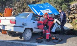 Menteşe'de kazada alev alan araçtaki 2 kişi ekiplerce kutarıldı