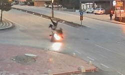 Motosikletin yayayı havaya uçurduğu an kameraya yansıdı: 2 yaralı