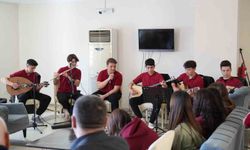 Muğla'da liseli gençlerden huzurevi sakinlerine müzik ziyafeti