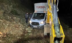 Navigasyonun yanılttığı 3 kişi, dağ yolunda araçla çamura saplanarak mahsur kaldı