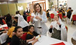 Nineler ve torunları mendil geleneğinde buluştu: Ellerini öptükleri ninelerinin sardığı mendillerden hediyelerini aldılar