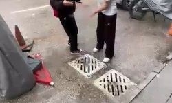 Ortaokul öğrencisi akranını saçından tutup yere yatırdı, kafasına ayağıyla bastı