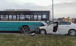 Otomobil halk otobüsüne çarptı, maddi hasar oluştu