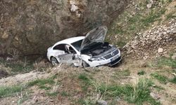 Otomobil park halindeki araca çarptıktan sonra şarampole uçtu: 2 yaralı