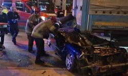 Otomobil tırın altına girdi: Sürücü ağır yaralandı