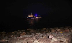 Rize'de kafes balıkçılığında kullanılan balıkçı motoru karaya oturdu