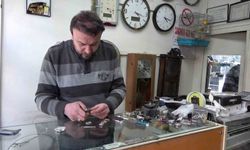 Saatleri 04.17'ye ayarlayan esnafın deprem hatırası