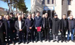 Saldırıya uğrayan okul müdürüne destek verdiler