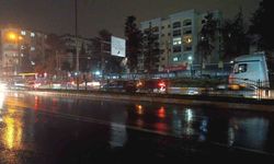 Şanlıurfa'da kısa süreli sağanak hayatı olumsuz etkiledi