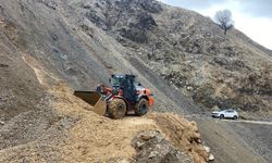 Sason'da heyelan nedeniyle ulaşıma kapanan köy yolu ulaşıma açıldı