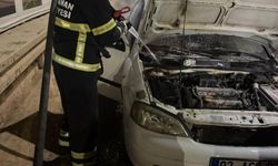 Seyir halindeki otomobil alev aldı
