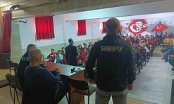 Siber polisi öğrencileri sanal dünyadaki risk ve tehditler hakkında bilgilendiriyor