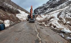 Şırnak'ta çocuklardan alkışlanacak hareket: Yolların açılması için günlerdir çalışan işçilere yemek götürüyorlar