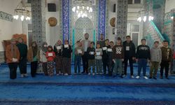 Son teravih namazının ardından camiye devam eden çocuklara harçlık ödülü verildi