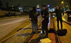 Su birikintisine giren motosikletli yere kapaklandı