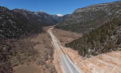 Sular çekildikten sonra yeniden ulaşıma açılan Antalya-Konya kara yolu havadan görüntülendi
