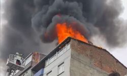 Sultangazi'de 6 katlı binada yangın paniği yaşandı, 2 kişi dumandan etkilendi