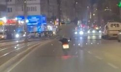 Tek teker kaldıran motosikletli trafiği böyle tehlikeye attı