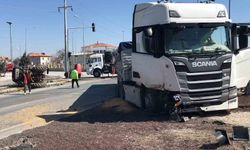 Tırın çarptığı traktör ikiye bölündü, sürücüsü yaralı kurtuldu