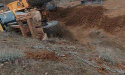Tokat'ta uçuruma yuvarlanan traktörü kurtarmaya giden kepçe de devrildi