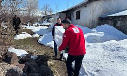 Türk Kızılayı Muradiye gönüllüleri, yalnız yaşayan yaşlı bir vatandaşa buzdolabı desteğinde bulundu