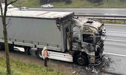 Tuzla'da seyir halindeki tır alevlere teslim oldu