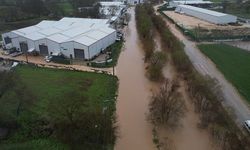 Ürünlü Deresi taştı, araçlar mahsur kaldı