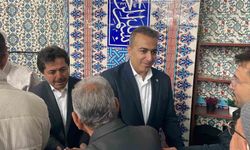 Vali Çiçek ve protokol üyeleri namaz sonrası vatandaşlarla bayramlaştı