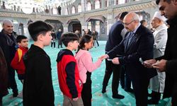 Vali Köşger bayram sevincini görevi başındaki personeller ve vatandaşlarla paylaştı