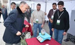 Vali Özkan atık pil teslim etti, zeytin fidanı aldı