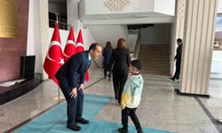 Vali Taşolar bayram geleneğini sürdürdü, çocuklara harçlık verdi