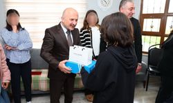 Vali Varol, çocuk evlerinde kalan çocuklara hediyelerini takdim etti