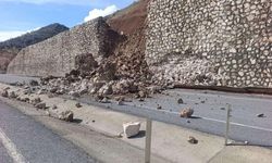 Yağışlara dayanamayan istinat duvarı yıkıldı