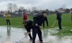 Yoğun yağış nedeniyle oluşan su birikintilerini taraftar ve görevliler temizledi